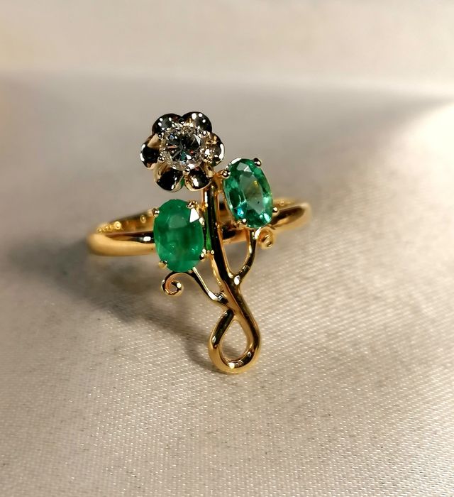 Старинное кольцо 56 пробы с натуральными изумрудами и бриллиантом