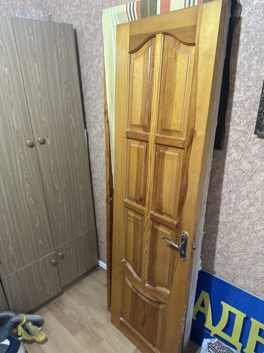 Продам деревʼяні двері з луткою