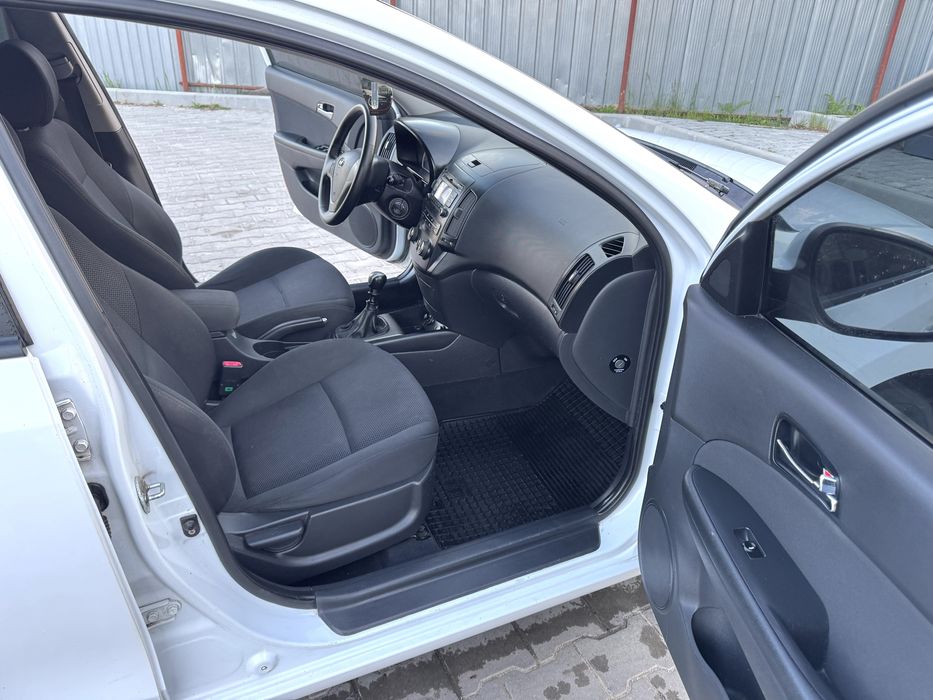 Продам хюндай i30 1.6 газ не крашен