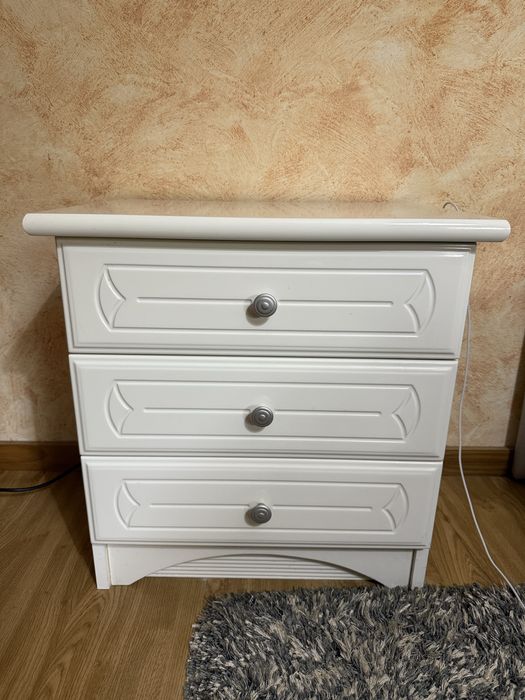 Conjunto (1) cómoda c/ espelho 4 gav. + (2) mesas de cabeceira brancas