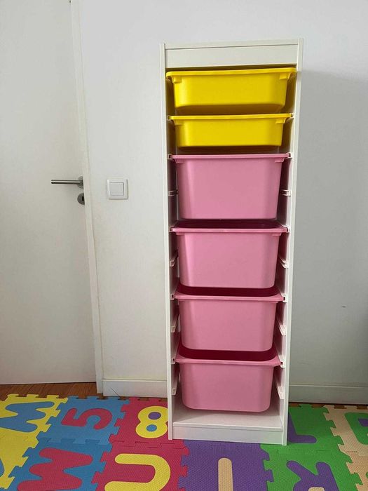 Estante IKEA com gavetas