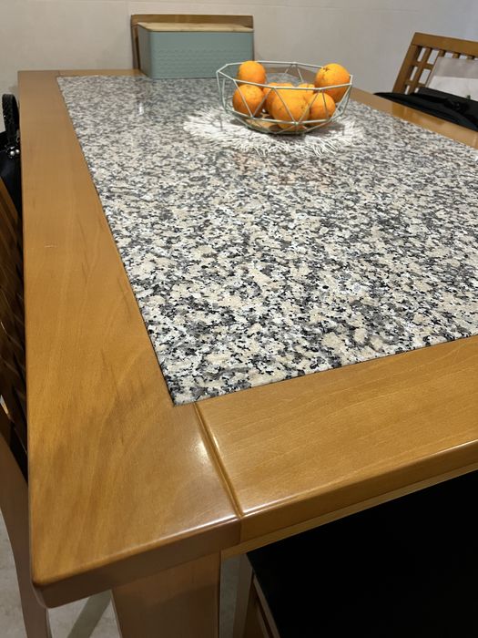 Conjunto mesa e 6 cadeiras