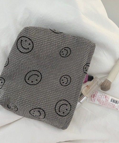 Продаю косметички вілюрові оптом. З принтом смайлика