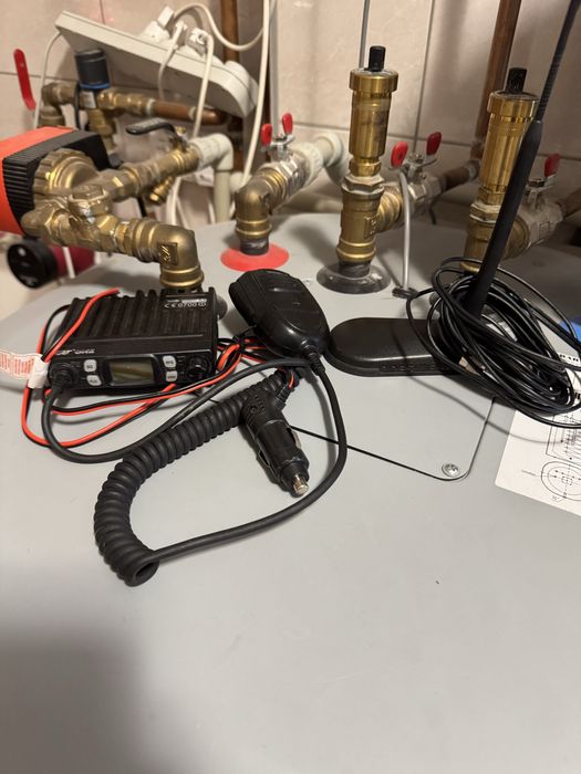 Cb radio CRT ONE razem z anteną president