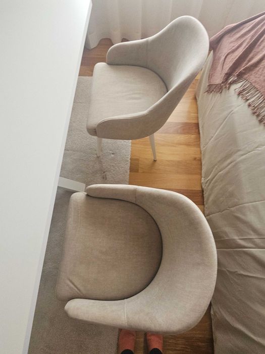 Mesa rectangular elegante, robusta e durável com quatro cadeiras.