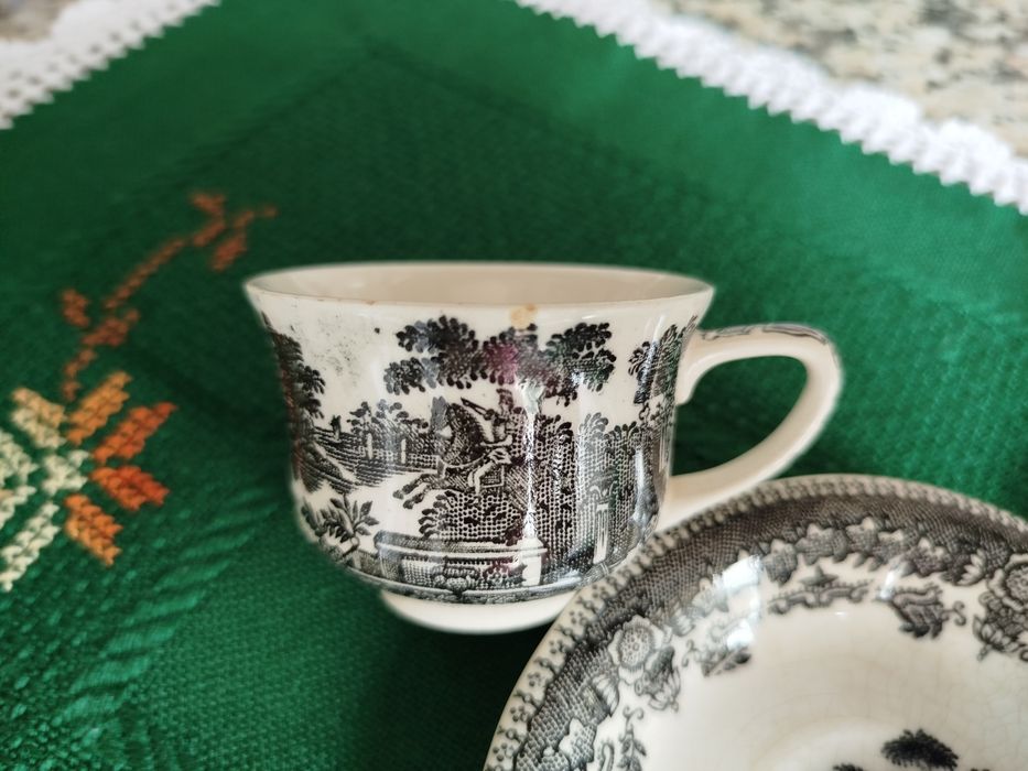 Vários pratos e chávenas de café