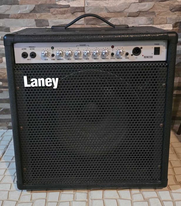 Baixo Ibanez SDGR (2002) e amplificador Laney RBW200 (200 W)