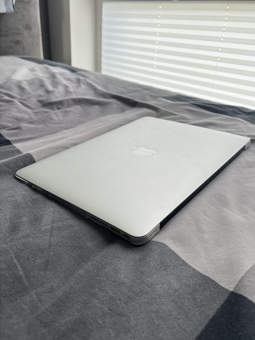 Macbook air.