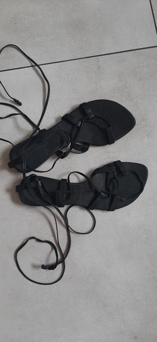 Czarne skórzane sandały wiązane na sznurk r.35-36i