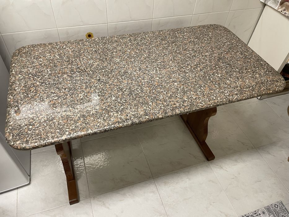Mesa em Madeira Maciça e Pedra Mármore com 4 bancos tudo como Novo 123cmx63cmx74 Altura