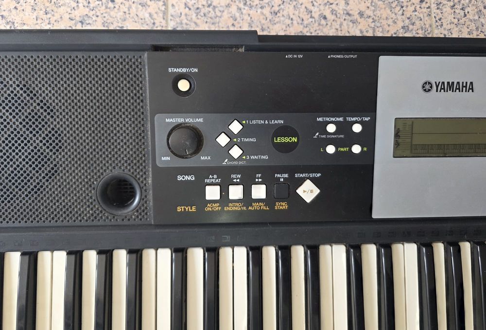 Piano YAMAHA PSR - E223 falta Carregador