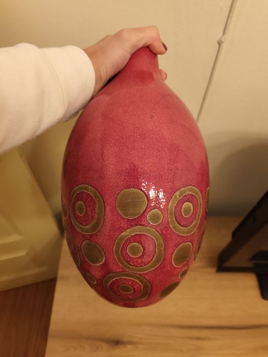 Jarro vermelho com pormenores bege/acastanhados