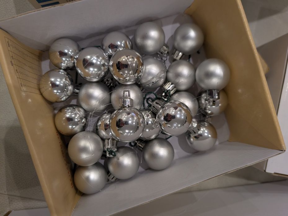 Enfeites de natal prateados e vermelhos com estrela topo árvore