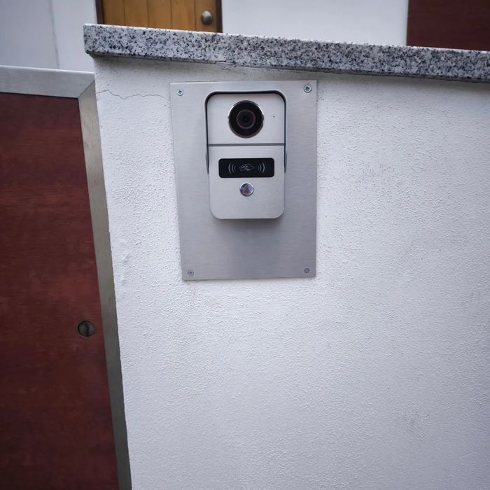 Videoporteiro com WiFi, abertura remota (opção de instalação)