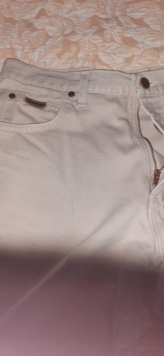 Джинсы б/у Wrangler белые.