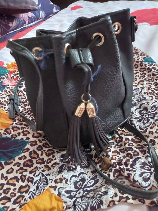 Mała, czarna, elegancka torba typu worek