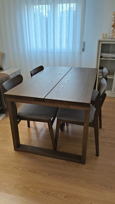 Mesa e cadeiras de sala