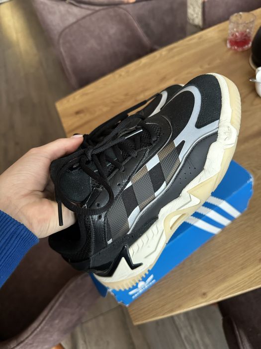 Кросівки adidas вдягнуті раз, маломірки, 23,5-24 см устілка