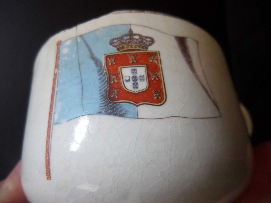 Chávena antiga  com Bandeira da Monarquia