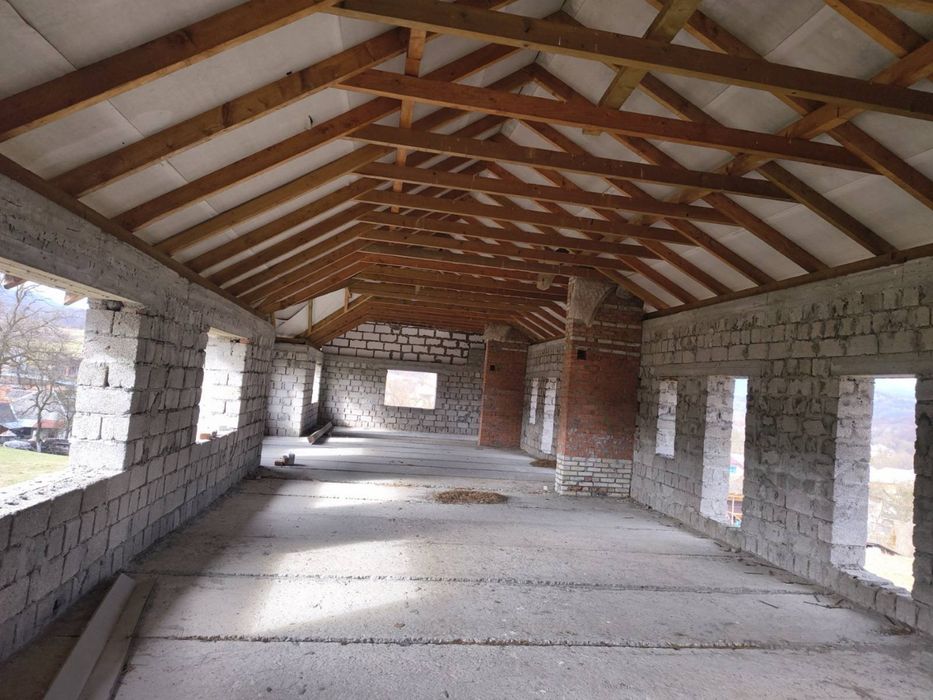 Продається 2-х поверхова забудова під готель в с. Солочин