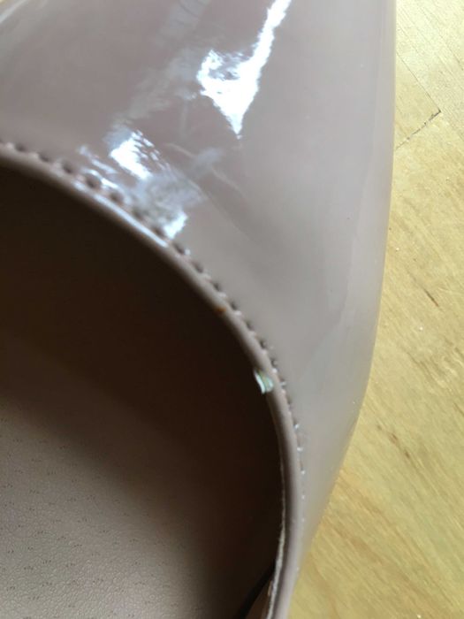 Szpilki beżowe lakierowane