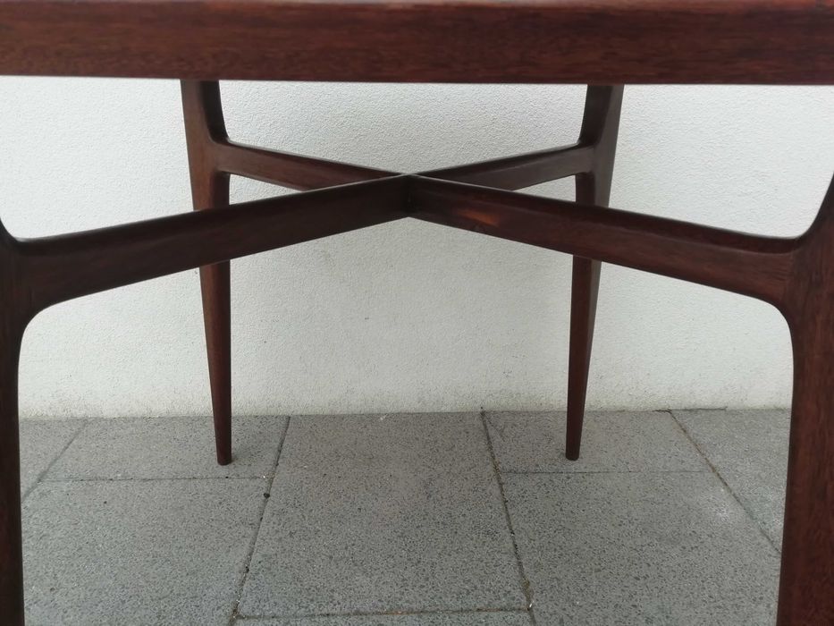Mesa Olaio em sucupira