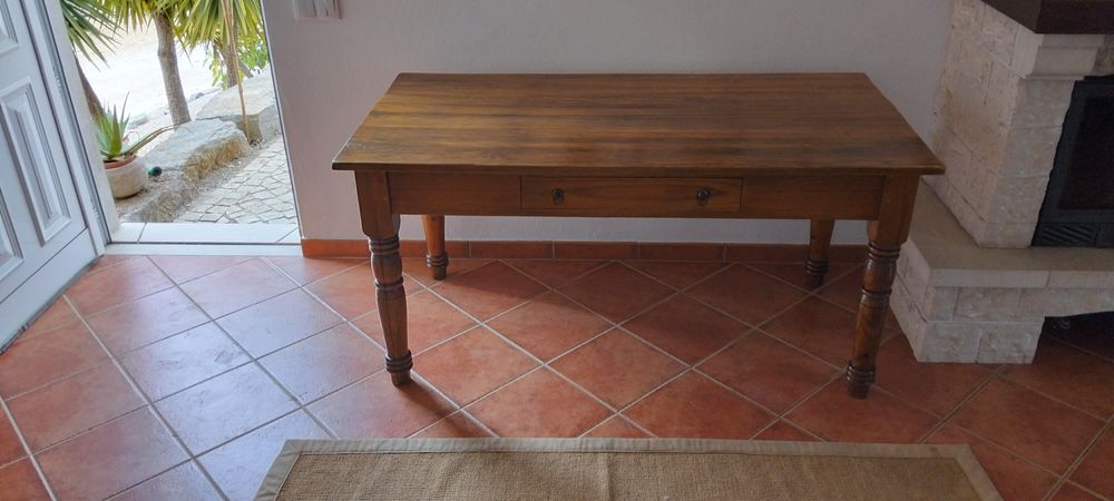 Secretária ou mesa de jantar.