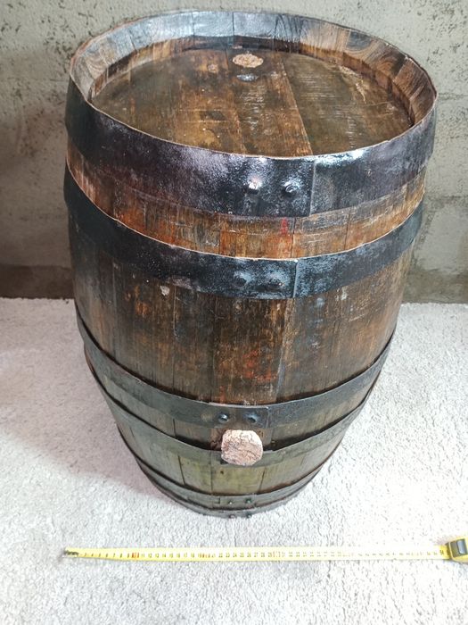 Barril/ pipo antigo em madeira. Intervenção de restauro.
Medidas 60/40cm diâmetro