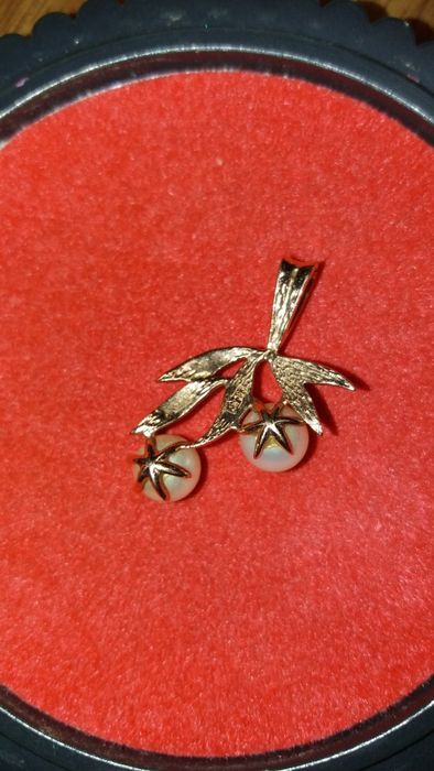 продам кулон из золота с жемчугом.