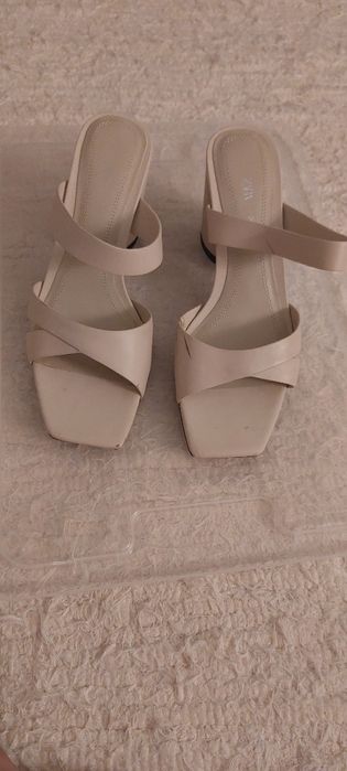 Sandalias Zara brancas 36