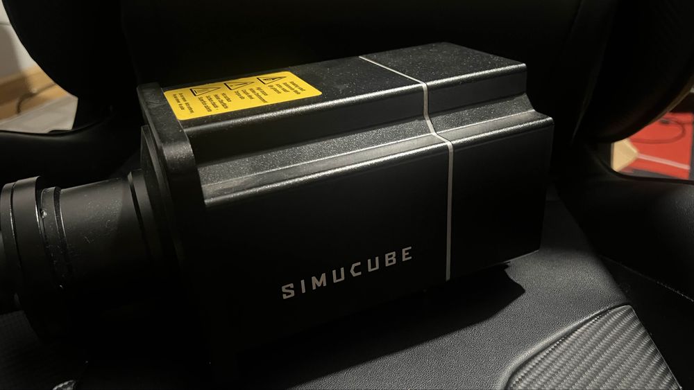 Simucube 2 Pro com volante e QR