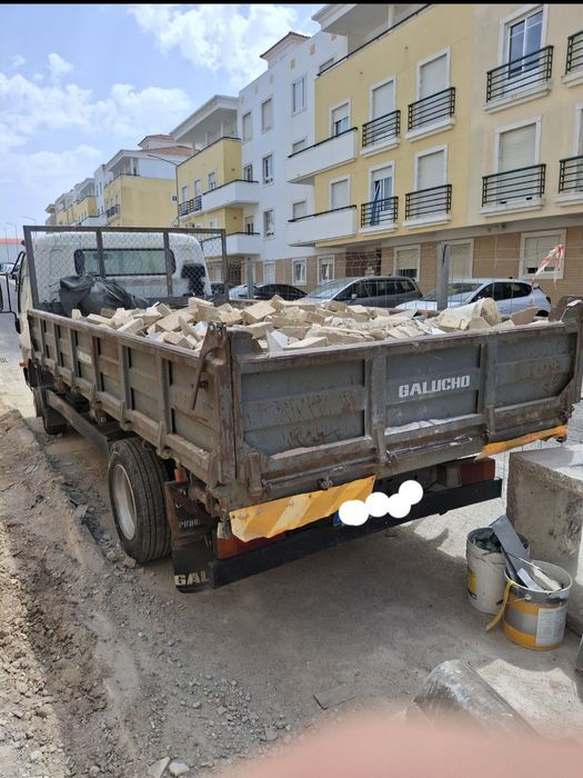 Trabalho de giratória e camioneta basculante