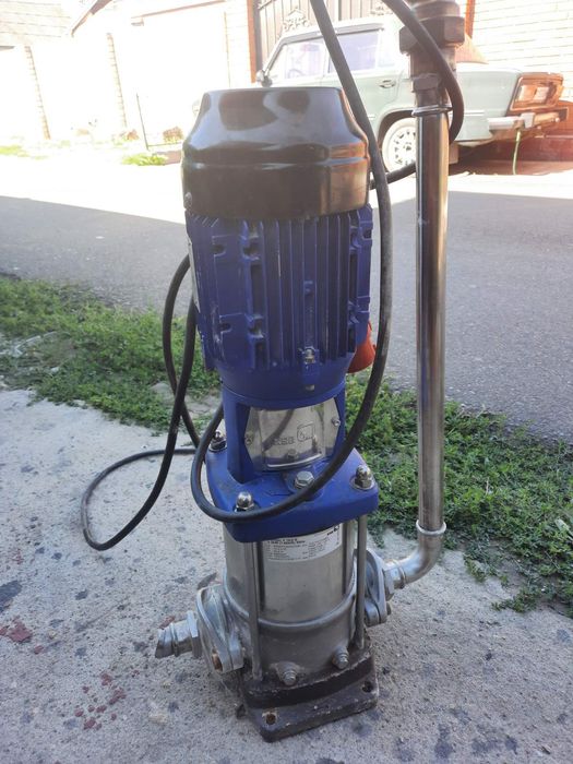 Вертикальный многоступенчатый насос из чугуна с электронной системой у