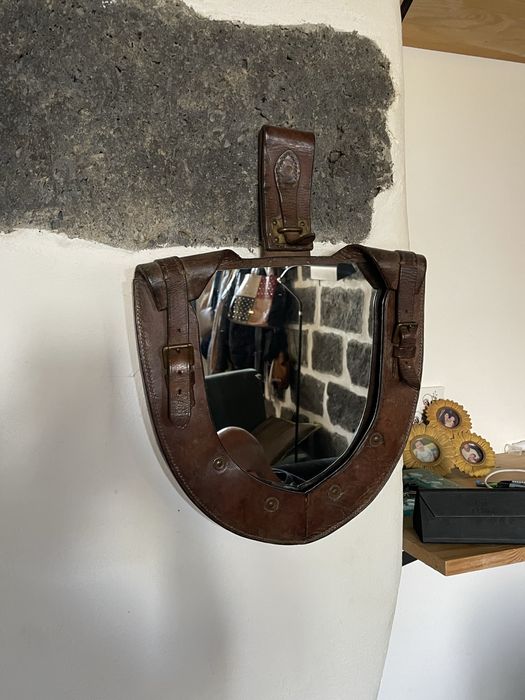 Espelho de “Arte de Trincheira” em Couro