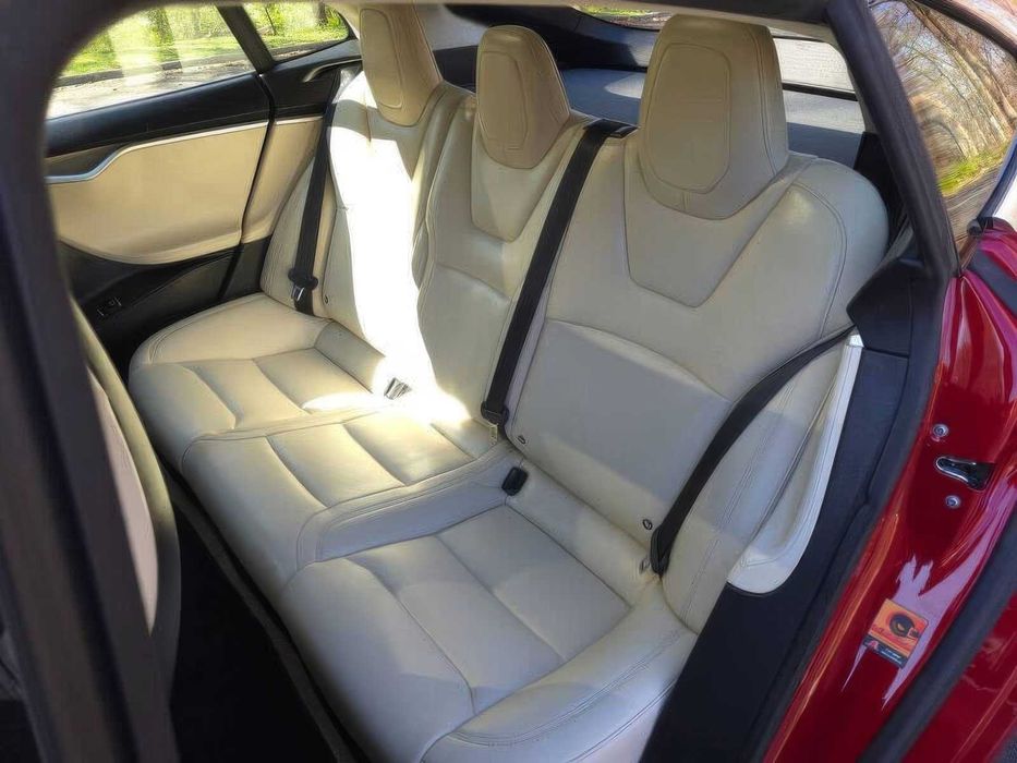 Tesla Model S      2018