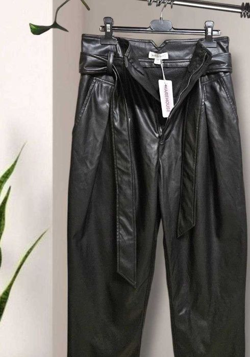 Черные брюки с защипами из эко кожи утепленные Warehouse
