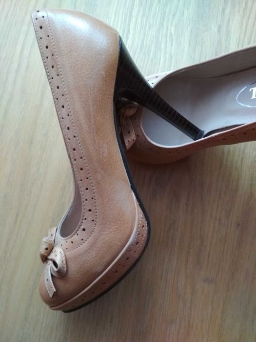 skórzane buty na obcasie