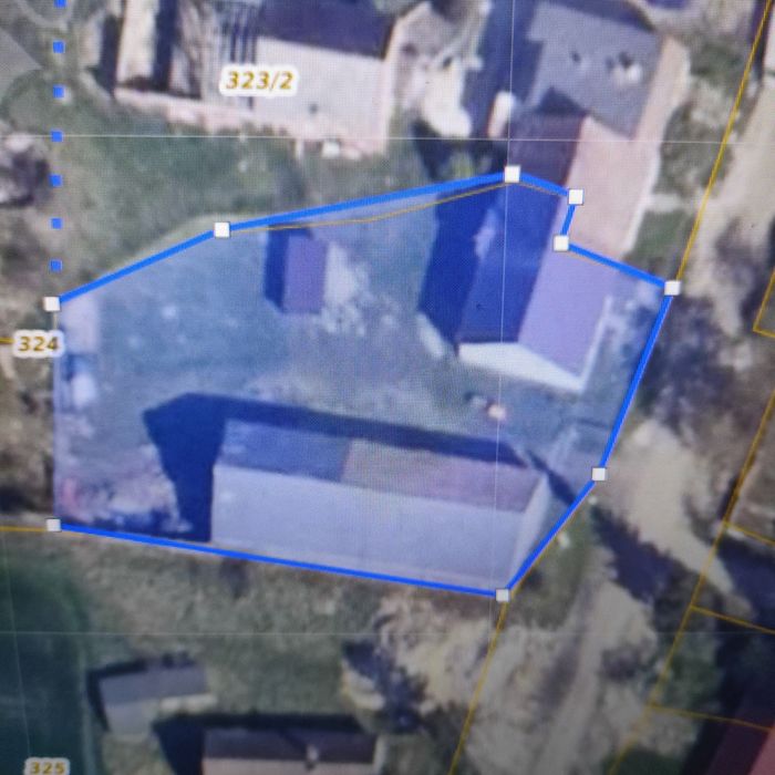 Dom na wsi z dużym budynkiem gospodarczym