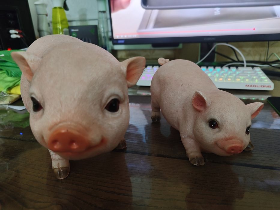 Продам садовую игрушку свинки