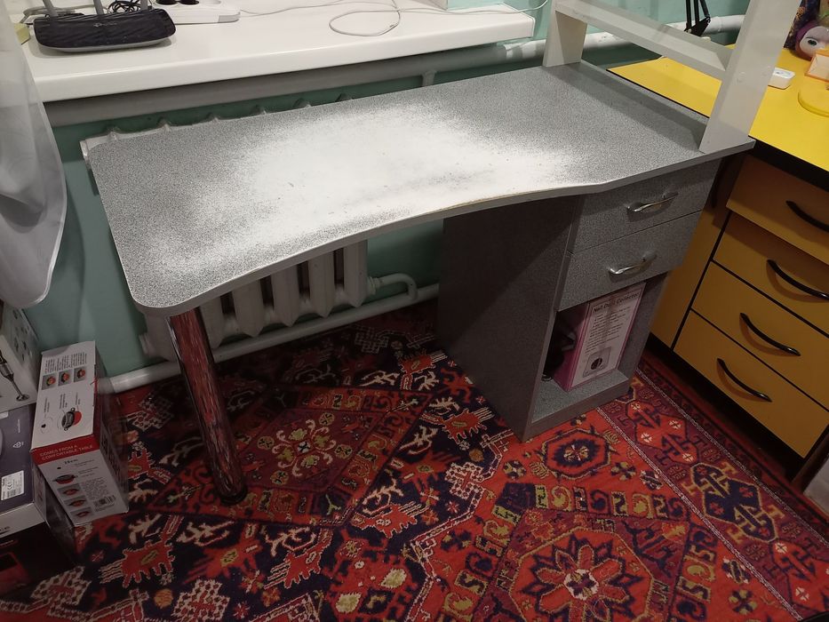 Продам два стола компьюторный  ,маникюрный