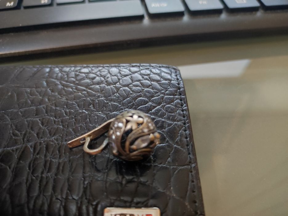 Срібна сережка шукаю пару