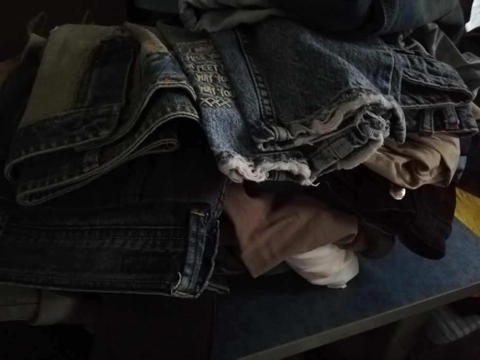 Безкоштовно віддаєм дитяче взуття джинси. По почті не висилаємо.