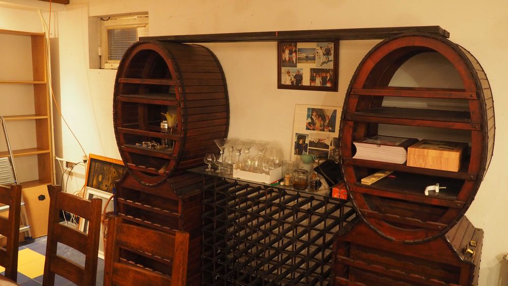 Stół + 8 krzeseł Ludwik style oraz stojaki na wino
