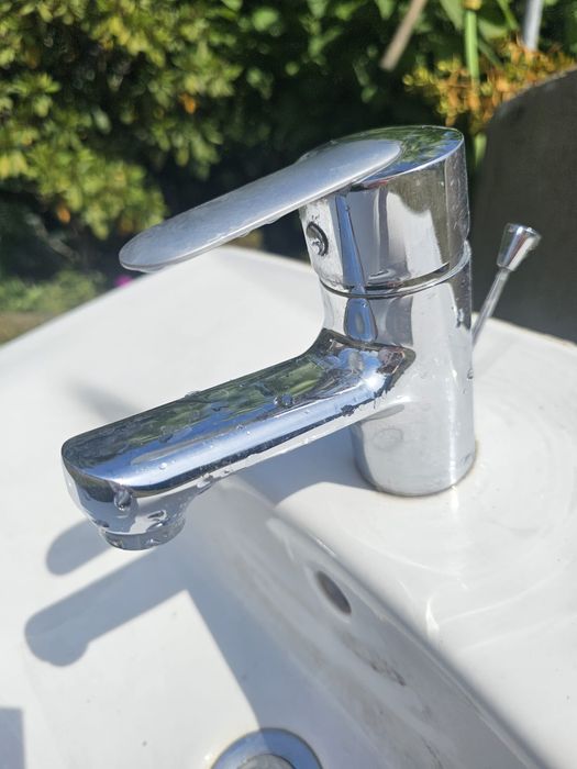 Umywalka Roca z kranem