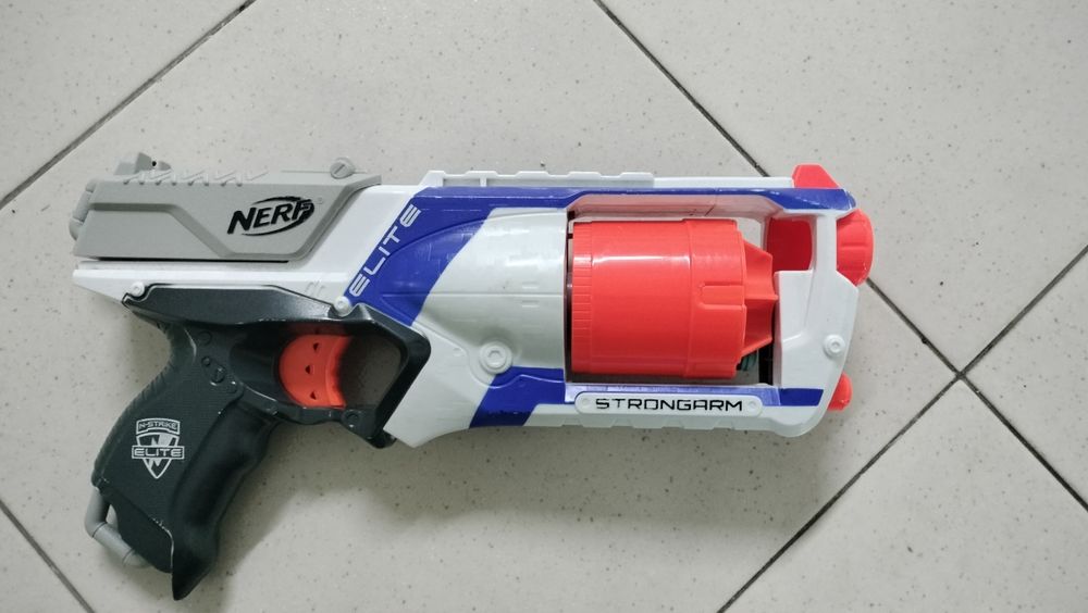 Nerf Strongarm com 18 balas