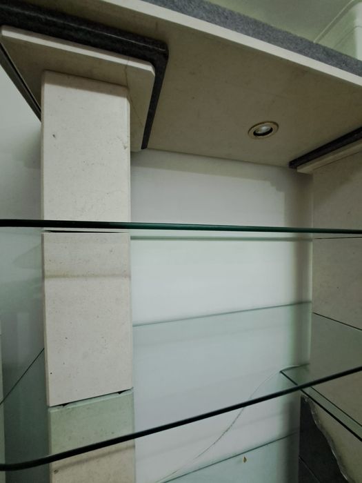 Móvel de mármore com prateleiras de vidro