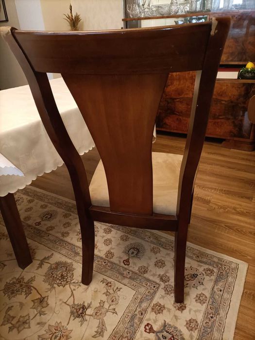 Wygodne drewniane krzesła