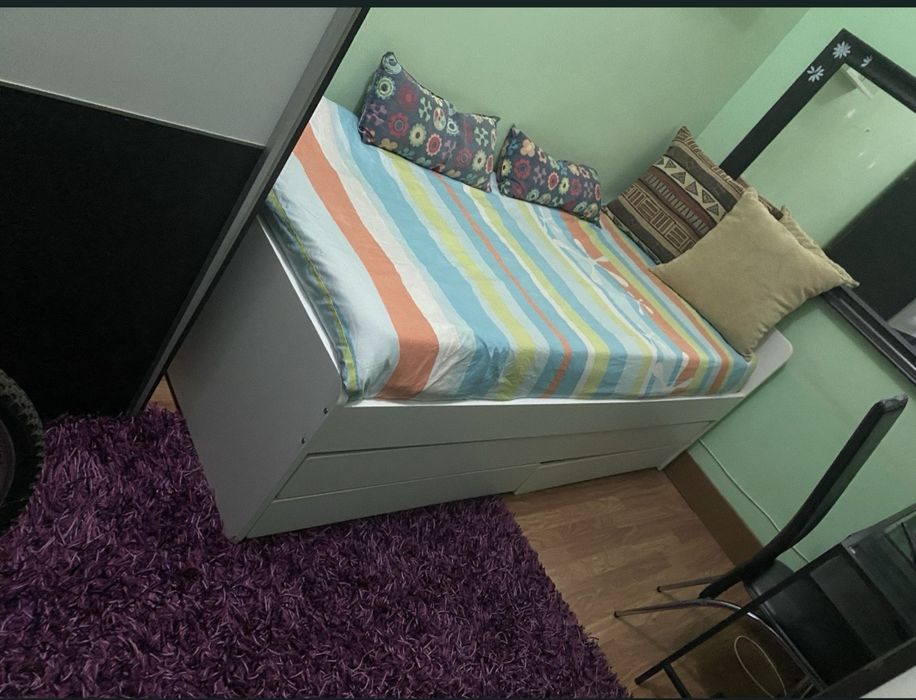 Aluga-se quarto.
