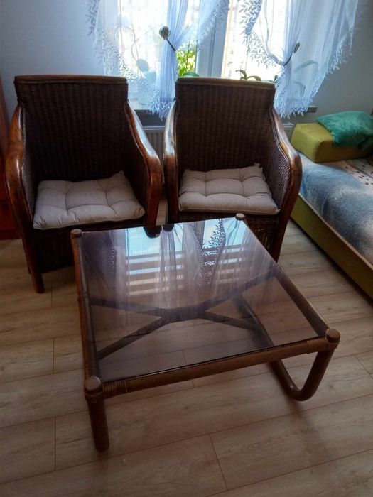 Fotele ratanowe z wykończeniami drewnianymi plus stolik z ciemną szybą