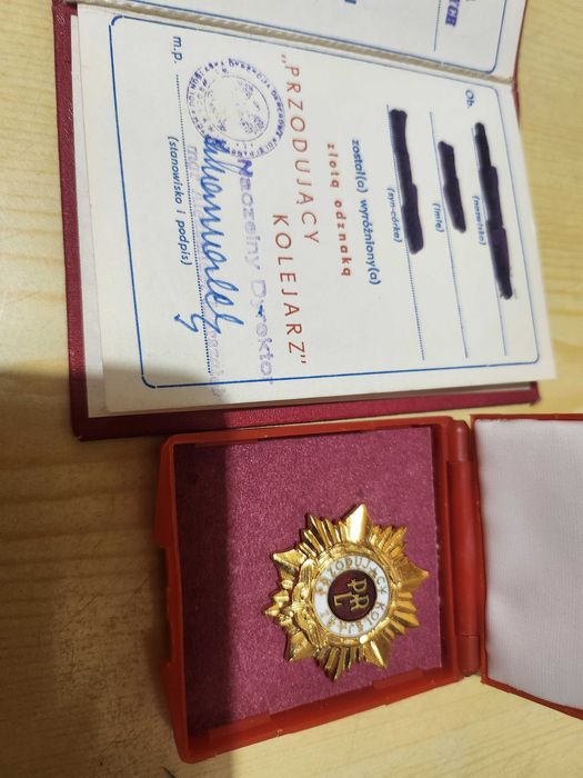 Złota Odznaka Przodujący Kolejarz 1990r - etui + Legitymacja